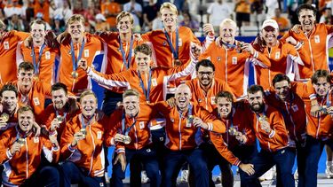 PARIJS - De Nederlandse hockeyers juichen met hun gouden medaille na afloop van de finale tegen Duitsland op de Olympische Spelen. ANP REMKO DE WAAL