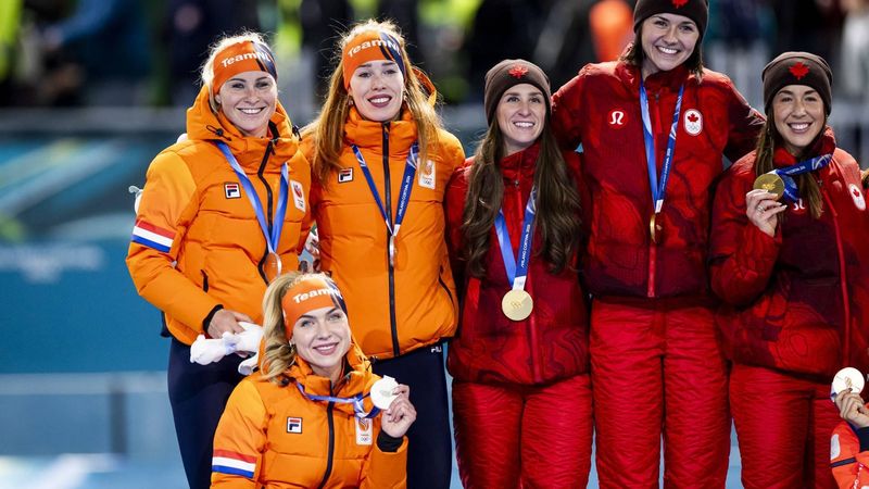MILAAN - (l-r) Joy Beune, Marijke Groenewoud, Antoinette Rijpma-de Jong op het podium naast team Canada en Japan na afloop van de finale ploegenachtervolging vrouwen bij het langebaanschaatsen in het Milano Speed Skating Stadium op de Olympische Winterspelen van Milaan. SEM VAN DER WAL / ANP