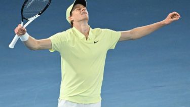 epa11854249 Jannik Sinner of Italy celebrates winning the Men's Singles final match against Alexander Zverev of Germany at the Australian Open Grand Slam tennis tournament in Melbourne, Australia, 26 January 2025.  EPA/JAMES ROSS  AUSTRALIA AND NEW ZEALAND OUT