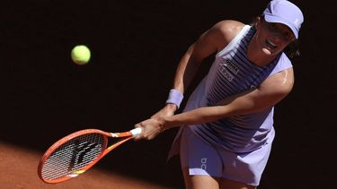 Poland's Iga Swiatek plays a backhand return to Czech Republic's Sara Bejlek during their women's singles match on day 4 of the French Open tennis tournament on Court Philippe-Chatrier at the Roland-Garros Complex in Paris on May 27, 2026. 
Thomas SAMSON / AFP
