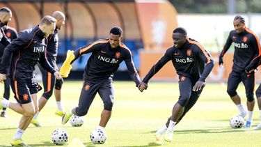 ZEIST - Denzel Dumfries en Brian Brobbey tijdens een training van het Nederlands elftal in de week voorafgaand aan een oefeninterland tegen Noorwegen. ROBIN VAN LONKHUIJSEN / ANP