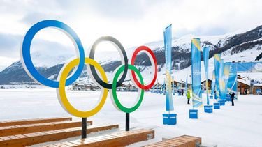 LIVIGNO - De olympische ringen in de Italiaanse stad Livigno. De Olympische Winterspelen van 2026 worden gehouden in Milaan en Cortina d'Ampezzo, maar de disciplines freestyle en snowboard vinden plaats op de pistes van Livigno. IRIS VAN DEN BROEK / ANP