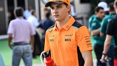 2023-09-17 11:50:55 McLaren's Australian driver Oscar Piastri arrives before the Singapore Formula One Grand Prix night race at the Marina Bay Street Circuit in Singapore on September 17, 2023. 
ROSLAN RAHMAN / AFP