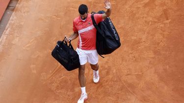 epa12020895 Novak Djokovic of Serbia leaves the court after losing his match against Alejandro Tabilo of Chile at the ATP Monte Carlo Masters tennis tournament in Roquebrune Cap Martin, France, 09 April 2025.  EPA/SEBASTIEN NOGIER