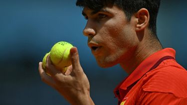 Spain's Carlos Alcaraz prepares to serve to Serbia's Novak Djokovic during their men's singles final tennis match on Court Philippe-Chatrier at the Roland-Garros Stadium during the Paris 2024 Olympic Games, in Paris on August 4, 2024.  
Patricia DE MELO MOREIRA / AFP