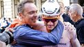 GLASGOW - Mathieu van der Poel viert zijn wereldtitel met bondscoach Koos Moerenhout na het winnen van de wegrace bij de WK wielrennen. Van der Poel is de eerste Nederlandse wereldkampioen bij de profs sinds Joop Zoetemelk. ANP ROBIN VAN LONKHUIJSEN