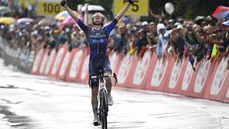 epa12177388 Groupama FDJ rider Romain Gregoire of France celebrates winning the first stage of the Tour de Suisse cycling race over 129.4km from Kuessnacht to Kuessnacht, Switzerland, 15 June 2025.  EPA/GIAN EHRENZELLER