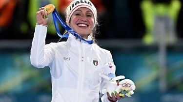 Italy's Francesca Lollobrigida celebrates with her gold medal on the podium after competing in the speed skating women's 3000m during the Milano Cortina 2026 Winter Olympic Games at Milano Speed Skating Stadium in Milan on February 7, 2026. 
Gabriel BOUYS / AFP
