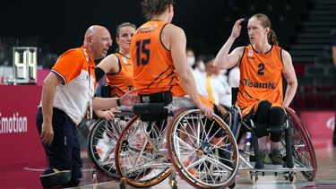 Netherland's coach Gertjan van der Linden (L) speaks to players during the  women's wheelchair basketball preliminary round group B match between the Netherlands and China at the Tokyo 2020 Paralympic Games at Ariake Arena in Tokyo on August 26, 2021.  
Yasuyoshi CHIBA / AFP