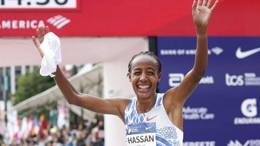 Sifan Hassan of the Netherlands celebrates winning the 2023 Bank of America Chicago Marathon in Chicago, Illinois, on October 8, 2023.  
KAMIL KRZACZYNSKI / AFP