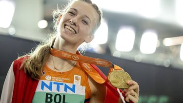 2023-08-24 22:29:48 BOEDAPEST - Femke Bol met een gouden medaille na de winst in de finale op de 400 meter horden tijdens de zesde dag van de wereldkampioenschappen atletiek. ANP ROBIN VAN LONKHUIJSEN