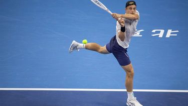 epa11632140 Tallon Griekspoor of Netherlands in action during his Men's Singles second round match against Carlos Alcaraz of Spain in the China Open tennis tournament in Beijing, China, 29 September 2024.  EPA/JESSICA LEE