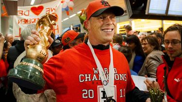 SCHIPHOL - De Nederlandse honkballer Sidney de Jong wordt dinsdag begroet op de luchthaven Schiphol. Nederland won zaterdagavond in de finale van het WK honkbal met 2-1 van Cuba. ANP ROBIN VAN LONKHUIJSEN