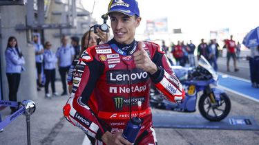 epa12943162 Second placed Ducati Lenovo rider Marc Marquez of Spain gives thumbs up following the Qualifying session of the French Motorcycling Grand Prix in Le Mans, France, 08 May 2026.  EPA/YOAN VALAT