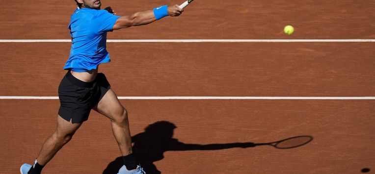 epa12889609 Carlos Alcaraz of Spain in action during his first round match against Otto Vortanen of Finland at the Barcelona Open tennis tournament in Barcelona, Spain, 14 April 2026.  EPA/Enric Fontcuberta