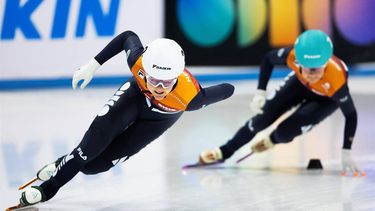 2023-09-23 14:47:58 LEEUWARDEN - Xandra Velzeboer in actie tijdens de halve finale 500 meter tijdens de Nederlandse kampioenschappen shorttrack. ANP IRIS VAN DEN BROEK