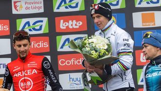 epa12049381 (L-R) French rider Kevin Vauquelin of Team Arkea–B&B Hotels, first placed Slovenian cyclist Tadej Pogacar of UAE Team Emirates XRG, and third placed British rider Thomas Pidcock of Q36.5 Pro Cycling Team pose on the podium for the La Fleche Wallonne one-day cycling classic race for Elite Men over 205,2 km from Ciney to Huy, Belgium, 23 April 2025.  EPA/OLIVIER MATTHYS