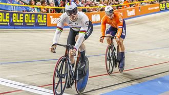 APELDOORN - Harrie Lavreysen wint van Jeffrey Hoogland (l-r) tijdens de 1/2 finale sprint mannen op de vierde dag van het EK baanwielrennen in het Apeldoornse Omnisportcentrum. ANP VINCENT JANNINK