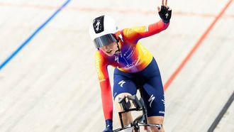 APELDOORN - Mischa Bredewold juicht na het winnen van het onderdeel individuele achtervolging tijdens de Nederlandse Kampioenschappen baanwielrennen in Omnisport Apeldoorn. ANP VINCENT JANNINK