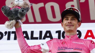 Team Visma Lease a Bike Danish rider Jonas Vingegaard wearing the overall leader's pink jersey (Maglia Rosa) poses on the podium after the 16th stage of the Giro d'Italia 2026 - Tour of Italy cycling race between Bellinzona and Cari, Switzerland, on May 26, 2026. 
Luca Bettini / AFP
