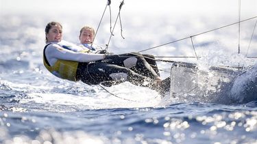 MARSEILLE - Zeilsters Odile van Aanholt en Annette Duetz in actie in de skiffklasse 49erFX op de Olympische Spelen. ANP SANDER KONING