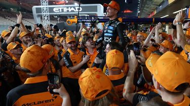 epa12577420 McLaren driver Lando Norris of Britain (C) is celebrated by team members for winning the 2025 Formula 1 drivers world championship after the Formula One Abu Dhabi Grand Prix at the Yas Marina Circuit racetrack in Abu Dhabi, United Arab Emirates, 07 December 2025  EPA/ALI HAIDER