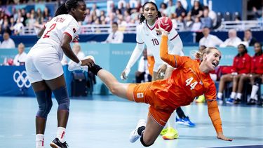 PARIJS - Handbalster Nikita van der Vliet (R) in actie tegen Vilma Nenganga (L) van Angola. Het olympisch handbaltoernooi voor vrouwen vindt plaats van 25 juli tot en met 10 augustus. ANP KOEN VAN WEEL