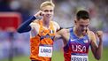 PARIJS - Nederlandse atleten Niels Laros en Hobbs Kessler van de VS na afloop van de finale op de 1500 meter tijdens de Olympische Spelen. ANP ROBIN VAN LONKHUIJSEN