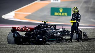 2023-10-08 20:05:19 QATAR - Lewis Hamilton (Mercedes) raakt van de baan tijdens de Formule 1 Grand Prix race op het Lusail International Circuit in Qatar. Max Verstappen werd een dag eerder al wereldkampioen tijdens de sprintrace. ANP SEM VAN DER WAL