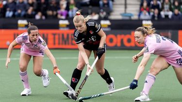 AMSTELVEEN - Ilse Kapelle (AH&BC Amsterdam) in actie tegen Carolin Seibel en Charlotte Gerstenhofer (Mannheimer HC) tijdens de Euro Hockey League finale. ANP SANDER KONING