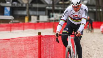 Dutch rider Mathieu Van Der Poel takes part in a warm-up session before the Men's elite race of the 'Zilvermeer Mol' cyclocross cycling event, race 3/6 in the 'Exact Cross' competition, in Mol on December 22, 2023.
 
DAVID PINTENS / Belga / AFP