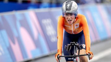 PARIJS - Demi Vollering komt over de finish tijdens de tijdrit wielrennen vrouwen op de Olympische Spelen in de Franse hoofdstad. ANP ROBIN VAN LONKHUIJSEN