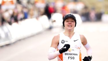 EGMOND AAN ZEE - Nienke Brinkman komt over de finish tijdens de 50e jubileumeditie van de NN Egmond Halve Marathon. De route van deze hardloopklassieker loopt langs de Noord-Hollandse kust en door het Noordhollands Duinreservaat. ANP SANDER KONING