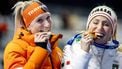 MILAAN - Merel Conijn en Francesca Lollobrigida uit Italie tijdens de medailleceremonie van de 5.000 meter bij het langebaanschaatsen in het Milano Speed Skating Stadium op de Olympische Winterspelen van Milaan. SEM VAN DER WAL / ANP