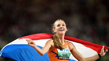 2023-08-24 21:55:24 epa10818587 Femke Bol of the Netherlands celebrates after winning the Women's 400m Hurdles final at the World Athletics Championships Budapest, Hungary, 24 August 2023.  EPA/CHRISTIAN BRUNA