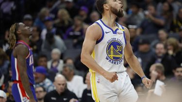 epa11914477 Golden State Warriors guard Stephen Curry (R) reacts after scoring a three point basket as Sacramento Kings guard Keon Ellis (L) looks on during the second half of the NBA game between the Golden State Warriors and the Sacramento Kings in Sacramento, California, USA, 21 February 2025.  EPA/JOHN G. MABANGLO  SHUTTERSTOCK OUT