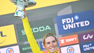 FDJ-SUEZ's Dutch rider Demi Vollering celebrates on the podium with the overall leader's yellow jersey after winning the 9th and final stage and the fifth edition of the Women's Tour de France cycling race, 99.2 km from Nice to Nice, southeastern France on August 9, 2026. 
NICOLAS TUCAT / AFP