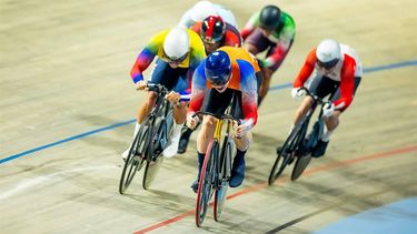 APELDOORN - Harrie Lavreysen in actie tijdens de keirin finale bij de UCI Track Champions League in Omnisport. Het is de tweede baanwielren wedstrijd uit een reeks van vijf. ANP IRIS VAN DEN BROEK
