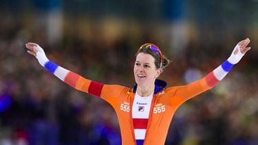 HEERENVEEN - Ireen Wust (NED) neemt afscheid na afloop van de 1500 meter tijdens de wereldbekerfinale schaatsen in Thialf op 12 maart 2022 in Heerenveen, Nederland. ANP OLAF KRAAK