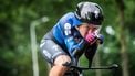 ACHTKARSPELEN - Wielrenner Loes Adegeest in actie tijdens het Nederlands kampioenschap tijdrijden. Wielerbond KNWU meldde eerder dat Surhuisterveen de organisatie overnam van Lochem. Deze gemeente had vanwege de NAVO-top in juni in Den Haag geen politieagenten beschikbaar om de wedstrijd te begeleiden. ANP SIESE VEENSTRA