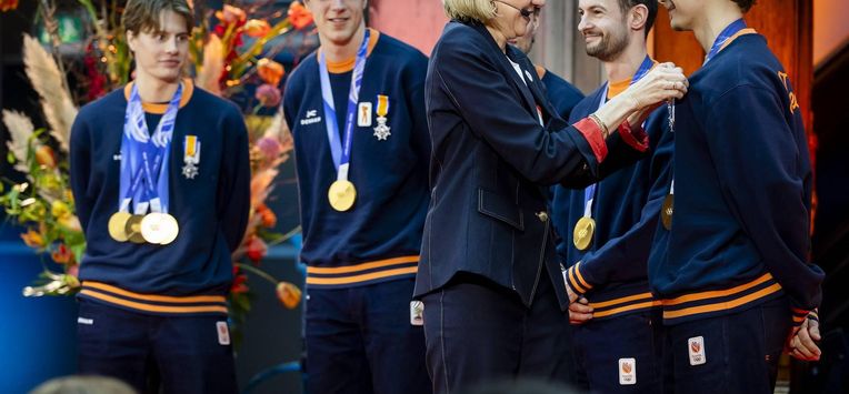 DEN HAAG - Mirjam Sterk, minister van Langdurige Zorg, Jeugd en Sport, spelt de shorttrackers een lintje op tijdens een huldiging van de Olympische medaillewinnaars en hun coaches in de Glazen Zaal. ANP REMKO DE WAAL
