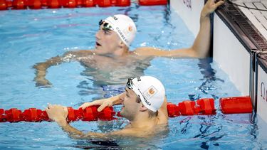 PARIJS - Caspar Corbeau (boven) en Arno Kamminga in actie tijdens de halve finales 100m school op de eerste dag van het olympische zwemtoernooi op de Olympische Spelen. ANP KOEN VAN WEEL