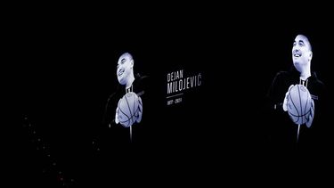 epa11102489 Prior to an NBA game between the San Antonio Spurs and the Oklahoma City Thunder there was a moment of silence for Golden State Warriors assistant coach Dejan Milojevic who passed away on 17 January 2024 of a heart attack, in San Antonio, Texas, USA, 24 January 2024.  EPA/ADAM DAVIS  SHUTTERSTOCK OUT