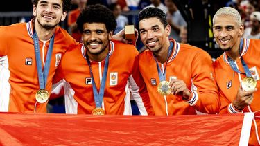 PARIJS - Jan Driessen, Dimeo van der Horst, Arvin Slagter en Worthy de Jong met de gouden medailles tijdens de medailleceremonie van de 3x3 basketbal finale tussen Nederland en Frankrijk op het Place de la Concorde tijdens de Olympische Spelen. ANP REMKO DE WAAL