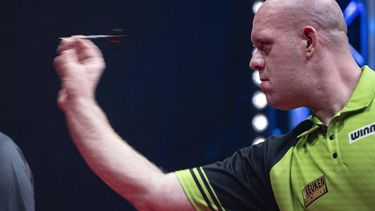 epa10881923 Michael van Gerwen of the Netherlands competes in the quarterfinal of the PDC European Tour Hungarian Darts Trophy in MVM Dome in Budapest, Hungary, 24 September 2023 (issued 25 September 2023).  EPA/Zsolt Szigetvary HUNGARY OUT