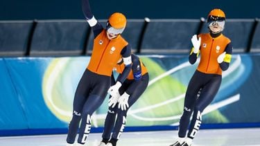MILAAN - Joy Beune, Marijke Groenewoud, Antoinette Rijpma-de Jong in actie tijdens de halve finales ploegenachtervolging vrouwen bij het langebaanschaatsen in het Milano Speed Skating Stadium op de Olympische Winterspelen van Milaan. ROBIN VAN LONKHUIJSEN / ANP