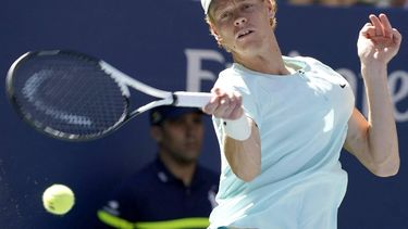 2023-08-31 16:18:26 Italy's Jannik Sinner hits a return to Italy's Lorenzo Sonego during the US Open tennis tournament men's singles second round match at the USTA Billie Jean King National Tennis Center in New York City, on August 31, 2023. 
TIMOTHY A. CLARY / AFP
