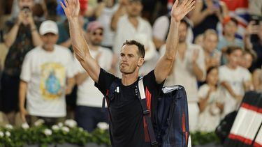 epa11517046 Andy Murray of Great Britain waves to the crowd after losing his Men's doubles quarter final of the Tennis competitions in the Paris 2024 Olympic Games, at the Roland Garros in Paris, France, 01 August 2024.  EPA/RONALD WITTEK