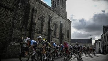 FDJ-SUEZ team's Dutch rider Demi Vollering (2nd L) cycles with the pack of riders (peloton) during the 1st stage (out of 9) of the fourth edition of the Women's Tour de France cycling race, 78,8 km from Vannes to Plumelec, in Vannes, western France, on July 26, 2025. 
JULIEN DE ROSA / AFP