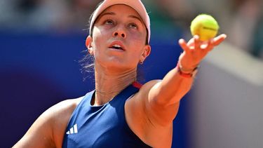 US' Jessica Pegula serves to Switzerland's Viktorija Golubic during their women's singles first round tennis match on Court Suzanne-Lenglen at the Roland-Garros Stadium at the Paris 2024 Olympic Games, in Paris on July 28, 2024.  
Martin  BERNETTI / AFP